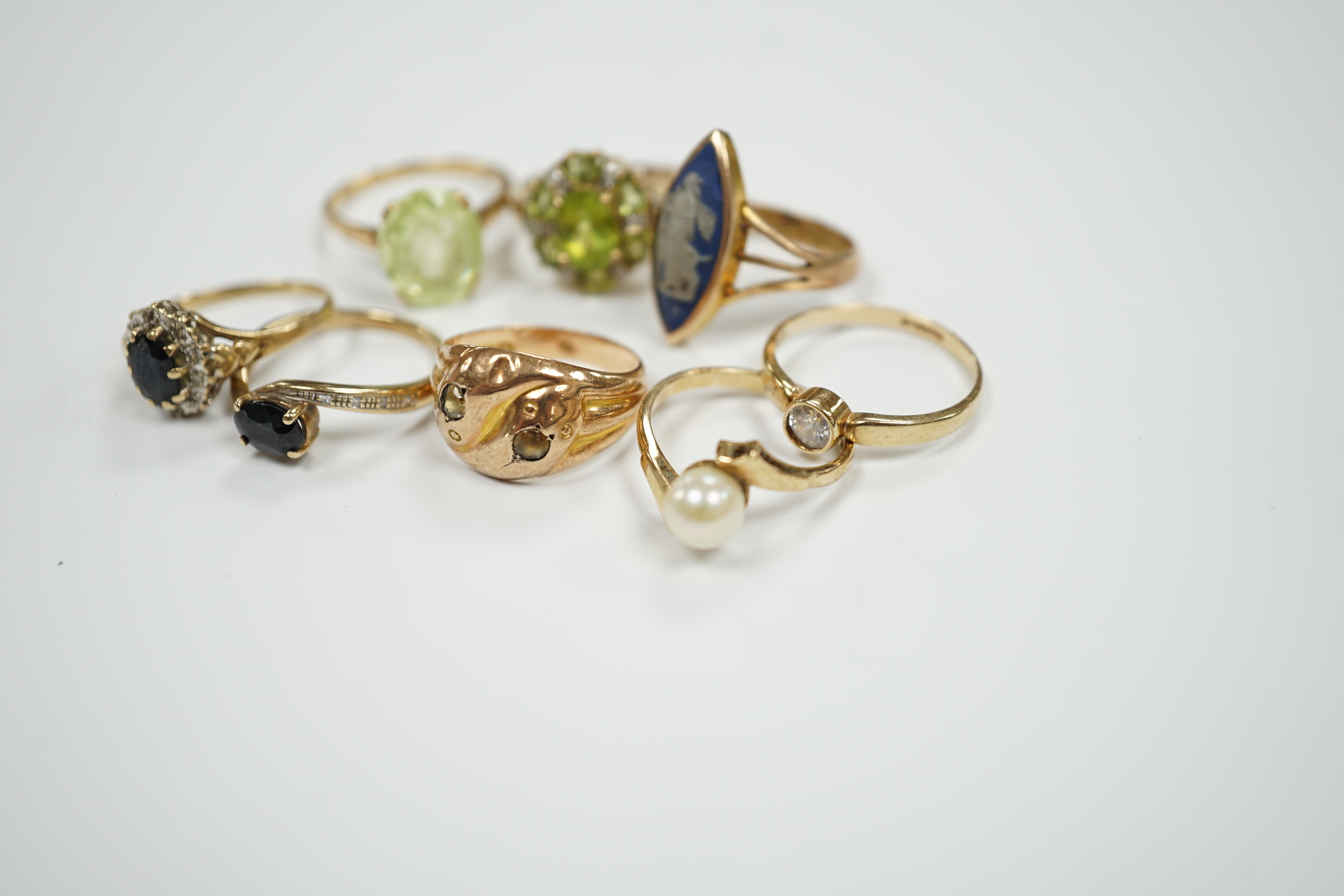 Eight assorted modern 9ct and gem set dress rings, including Wedgwood plaque set, gross weight 19.9 grams.